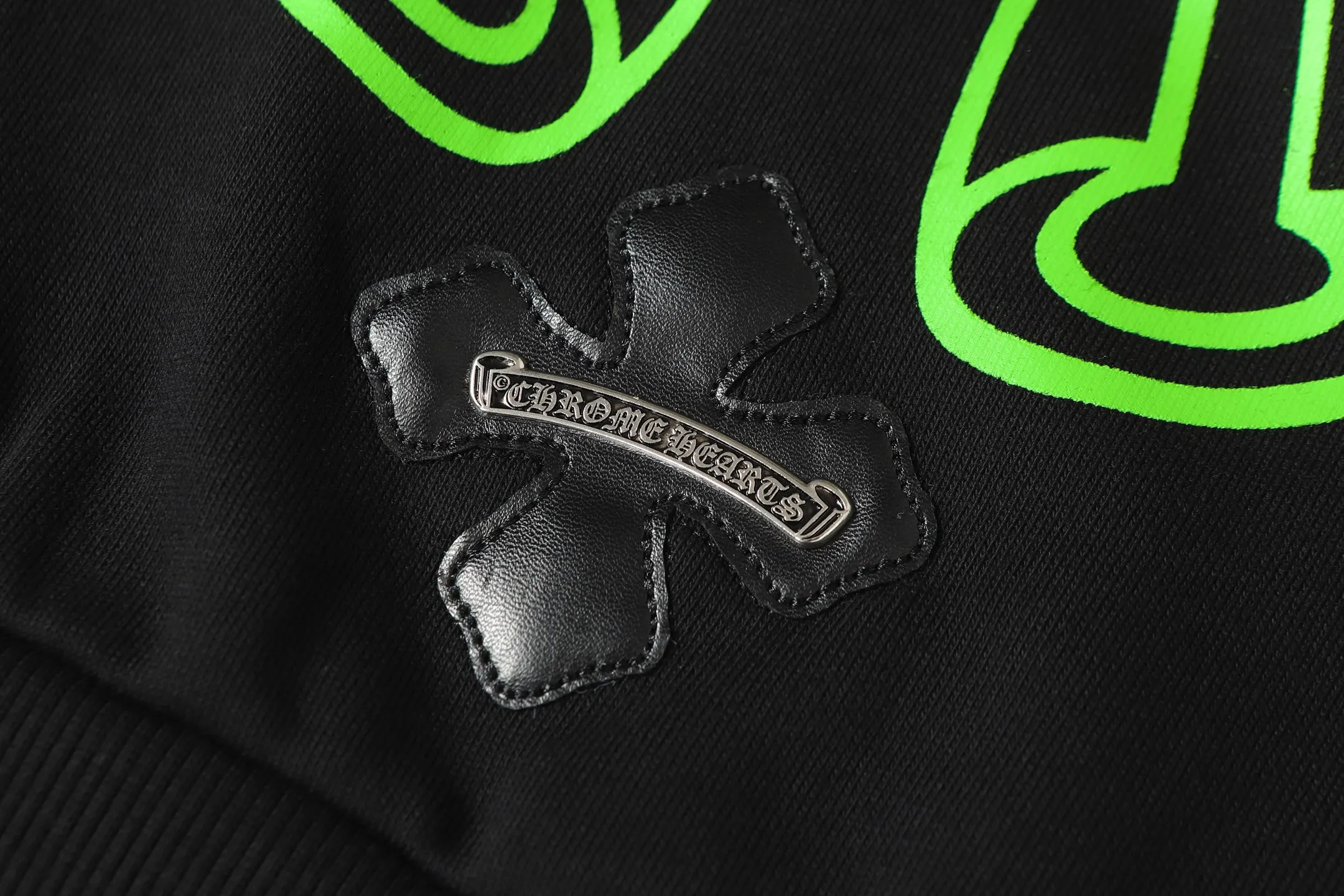 P250 #L3189 cross-border model. Those who pursue quality, please do not place an order. -Chrome Hearts/Chrome Hearts Horseshoe Sanskrit printed leather cross✝️Hooded sweatshirt - High weight, high density and high quality. The wool is soft, delicate and skin-friendly. It feels soft and silky. It has excellent warmth and skin-friendly properties. -Customized weaving and dyeing. No color difference. No matter the fabric or workmanship details, it beats the ordinary version on the market. -Colour: black white -Size: S M LXL